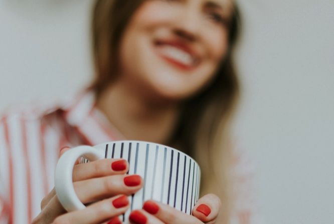 ¿Por qué deberías usar labial (debajo de la mascarilla) y esmalte rojo el Día de la Mujer?